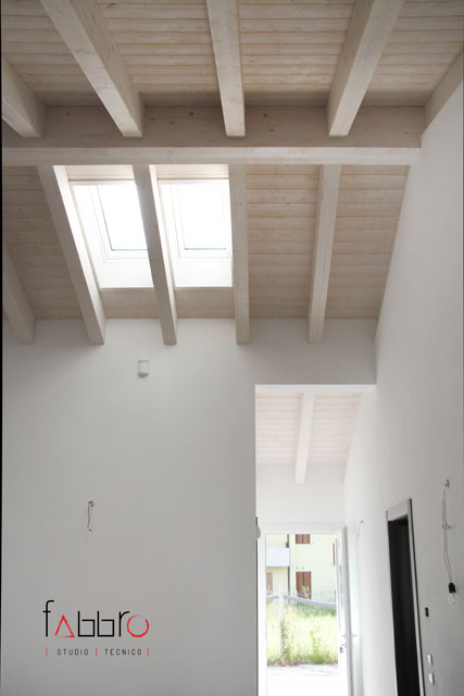 studio tecnico fabbro soffitto travi legno chiaro abete e lucernaio velux