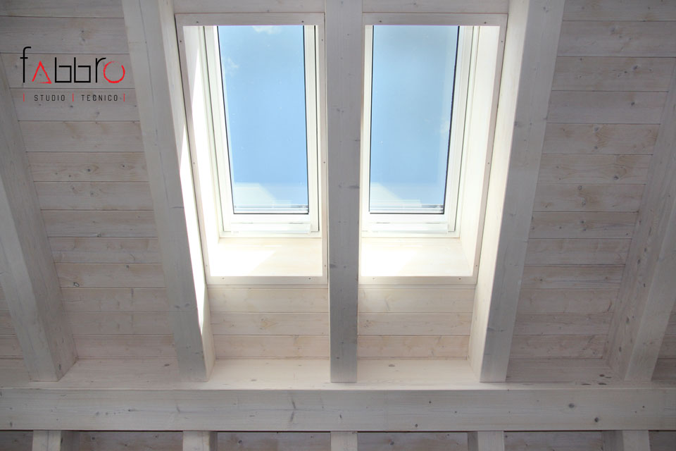 studio tecnico fabbro soffitto travi a vista legno chiaro abete e lucernaio velux